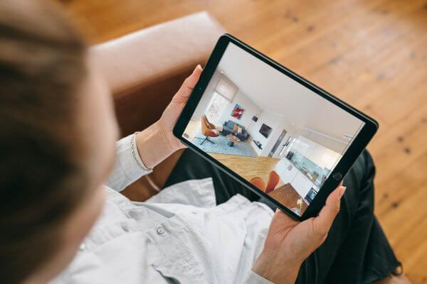 3D-Rundgang einer Wohnung auf dem Tablet